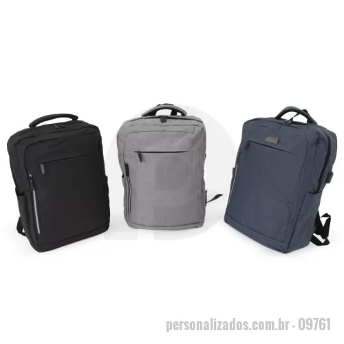 Mochila personalizada - Mochila de nylon 20 litros com três compartimentos, sendo o principal com bolso para notebook 15,6. Com bolsos laterais e faixa frontal refletiva, a mochila possui adaptador USB externo, alça para encaixe em malas de viagem, duas alças de mãos e alças para as costas com revestimento espumado. Acompanha plaquinha metálica.