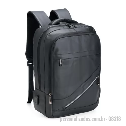 Mochila personalizada - Leve tudo o que precisar para todos os lugares com esta mochila de 18 litros. Feita de couro sintético resistente à água, ela garante a proteção de tudo que há dentro da mochila contra chuva e respingos dágua. Além disso, ela possui dois bolsos na frente, um compartimento no meio que fica à frente da abertura principal e outro bolso lateral em rede para carregar garrafas ou guarda-chuvas. Por dentro, é possível guardar notebooks de até 15,6 polegadas e, em meio ao seu amplo espaço, há um extensor USB para fazer recargas com toda praticidade.