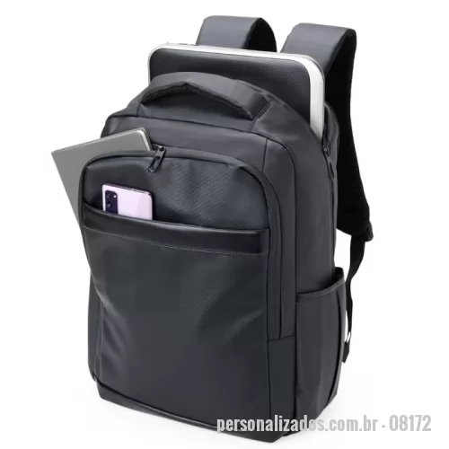 Mochila personalizada - Nossa mochila de 21 litros combina funcionalidade e conforto! Feita em couro sintético resistente à água e com design inteligente, é perfeita para impressionar no mundo corporativo.  Conta com quatro compartimentos estratégicos: um frontal, outro com bolsos e divisórias para documentos e canetas, um compartimento antifurto para proteger os itens mais valiosos e um principal, com espaço para notebooks de até 15,6