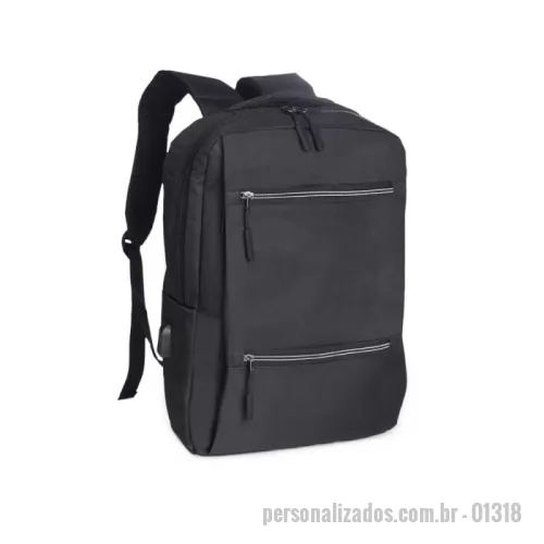 Mochila personalizada - Mochila de nylon 20 litros com quatro compartimentos, sendo o principal com bolso para notebook 156. Com divisórias internas para acessórios, a mochila possui bolso lateral, suporte externo usb e alça para encaixe em malas de viagem. Altura : 41,5 cm Largura : 30 cm Profundidade : 16,5 cm 