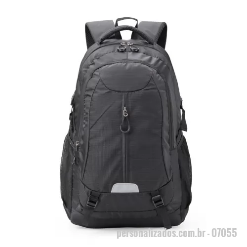 Mochila personalizada - Leve tudo e mais um pouco com a nossa mochila de poliéster de 43 litros. Espaçosa e eficiente, possui três compartimentos, sendo o principal com um bolso para notebook de até 15,6 polegadas. Conta com divisórias internas para manter acessórios organizados e bolsos laterais de tela para acesso fácil aos itens essenciais. Esse modelo possui revestimento espumado nas costas para maior conforto e, para sua segurança, tem um detalhe refletivo na parte frontal, aumentando sua visibilidade em condições de pouca luz. Além disso, há um apito integrado em uma das fivelas, e as alças de compressão e compensação ajudam a distribuir o peso de forma equilibrada.