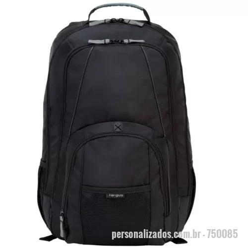 Mochila personalizada - A mochila Targus 17 Groove contém um compartimento acolchoado projetado para proteger notebooks com telas de até 17. A mochila também equipada com um bolso frontal que inclui alas de caneta e um bolso de mídia com saída de fone de ouvido para ouvir música facilmente. Além do compartimento para notebook, a mochila Groove também possui uma grande compartimento para carregar livros ou fichários, além de vários compartimentos de acessórios, dois suportes de garrafa de água e um conveniente bolso lateral com zíper para armazenamento extra. Seja em viagens, frequentando a escola ou transportando seu notebook para o trabalho, esta mochila casual funcional para o viajante comum.