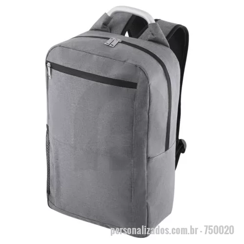 Mochila personalizada - Mochila p/ notebook em tecido poliéster 300D e interior em 190T.  Parte externa: Alça de mão em haste de metal. Alça de ombro acolchoada. Bolso lateral em malha. Dois bolsos frontais com ziper.  Parte interna: Compartimento acolchoado p/ notebook, 45x29cm. Tamanho total do Notebook - 15,6¨