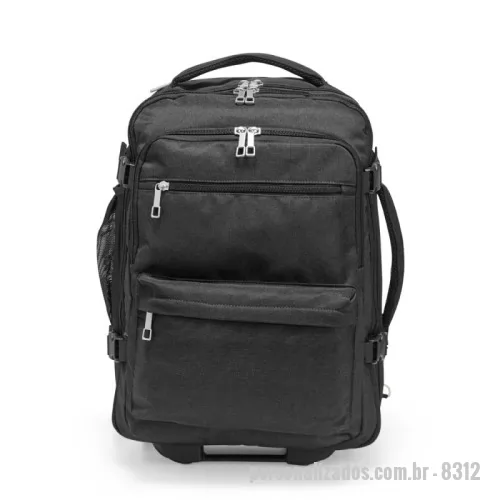 Mochila personalizada - Esta mochila é uma companhia ideal para viagens de todos os portes. Feita em poliéster impermeável resistente, ela conta com alça retrátil em metal e apoio e botão de acionamento em plástico, além dos freios de mesmo material, ela tem espaço de sobra para carregar tudo o que for preciso com seus 17 litros de capacidade. Por falar em espaço, a mochila traz muitas opções de bolsos para que nada fique de fora. São eles: 2 bolsos frontais amplos, 2 bolsos em tela, sendo um lateral e outro na parte interna, além de outro bolso superior para guardar a alça retrátil e usa-la como uma mochila convenciona nas costas. Também conta com duas alças que possibilitam o uso tal qual uma mala de mão, sendo uma alça superior próximo ao bolso da alça retrátil e outro na lateral, mais reforçado e próprio para carregar nas mãos em formato horizontal. Além disso, possui dois pares laterais de presilhas para manter compactação extra.