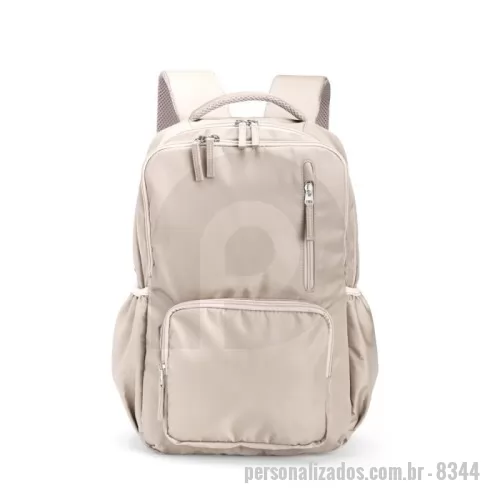 Mochila personalizada - Mochila de design ágil, feita em poliéster impermeável e pronta para encarar qualquer rotina. Com capacidade máxima de 18 litros, o compartimento interno traz uma divisória ideal para guardar notebooks de até 15,6 polegadas. Além disso, conta com três bolsos frontais em diferentes tamanhos e outros dois, posicionados nas laterais, com elástico. As alças e região das costas possuem revestimento em espuma respirável para maior conforto durante o uso.