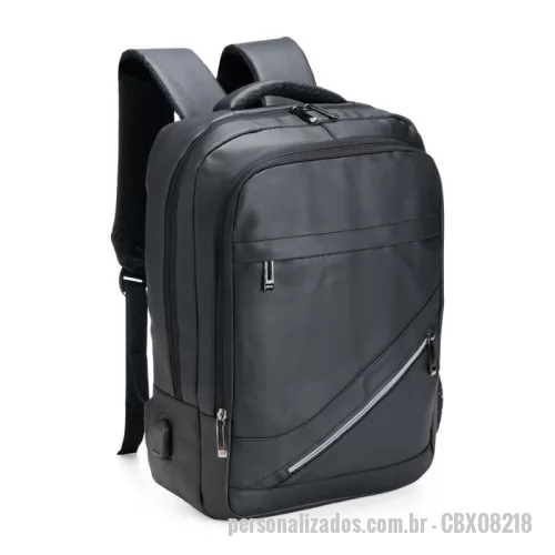 Mochila personalizada - Mochila Personalizada - CBX08218 - Descrição: Carregue tudo o que precisa com praticidade e estilo com esta mochila de 18 litros. Fabricada em couro sintético resistente à água, ela protege seus pertences contra chuva e respingos, garantindo segurança em qualquer situação. Seu design funcional conta com dois bolsos frontais, um compartimento auxiliar à frente da abertura principal e um bolso lateral em tela, ideal para garrafas ou guarda-chuvas.  O interior espaçoso acomoda notebooks de até 15,6 polegadas e possui um extensor USB integrado, facilitando o carregamento de dispositivos móveis com total comodidade.  Dimensões: • Altura: 43 cm • Largura: 31,5 cm • Profundidade: 13 cm  Área de Gravação (aprox.): 14 cm x 5 cm Peso Aproximado: 540 g - 175888 - Mochila