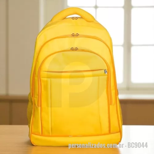 Mochila personalizada - MOCHILA 49X34X19CM EM TECIDO OXFORD PVC E FORRO  INTERNO EM NYLON 210. 3 BOLSOS FRONTAIS COM ZÍPER; 2 BOLSOS LATERAIS ALÇA DE MÃO E OMBRO EM TELA SPENCER