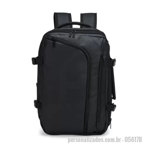 Mochila personalizada - Mochila Expansível PU – 28L  Descrição: Mochila confeccionada em nylon com camada externa de PU impermeável, oferecendo maior proteção contra respingos e umidade. Possui capacidade máxima de 28 litros, contando com abertura expansível e fivelas laterais ajustáveis para otimizar o espaço interno. O compartimento principal é estruturado em poliuretano termoplástico e conta com duas divisórias internas, além de bolsos frontais, um bolso lateral em tela e bolso traseiro acolchoado com divisória para notebook de até 15,6 polegadas. Para maior conforto e praticidade, a mochila possui alças acolchoadas em espuma respirável, alça lateral para transporte vertical e alça de ombro ajustável em nylon.  Especificações:  Material: Nylon + camada de PU impermeável  Capacidade: 28 L (expansível)  Abertura: Expansível, com fivelas laterais ajustáveis  Compartimento principal: Em poliuretano termoplástico (TPU)  Divisórias internas: 2 unidades  Bolsos:  Frontais  1 lateral em tela  1 traseiro com divisó