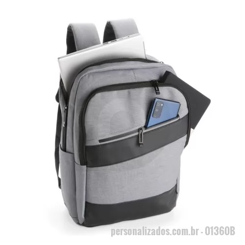 Mochila personalizada - Mochila Personalizada - 01360B - Mochila USB – 16 Litros  Descrição: Mochila confeccionada em Oxford Jacquard impermeável, com detalhes em couro sintético e capacidade de até 15,6 litros. Possui compartimento principal com bolsos internos de tamanhos variados e divisória acolchoada para notebook de até 15,3 polegadas. Para maior funcionalidade no dia a dia, conta com entrada externa para cabos USB-A e USB-C, ideal para uso com power banks. Dispõe de dois compartimentos frontais com zíper, dois bolsos laterais abertos e estrutura reforçada com alça superior, duas alças de costas acolchoadas e painel traseiro acolchoado. Na parte traseira, possui ainda engate em nylon para acoplar em malas de viagem, trazendo praticidade em deslocamentos.  Especificações:  Material: Oxford Jacquard impermeável + couro sintético  Capacidade: 16 L (aprox. 15,6 L)  Entrada USB: USB-A e USB-C (externa)  Compartimentos:  Principal com bolsos internos  Divisória para notebook até 15,3”  2 compartimentos frontais com zíper  2 bolsos laterais a - 178429 - Mochila