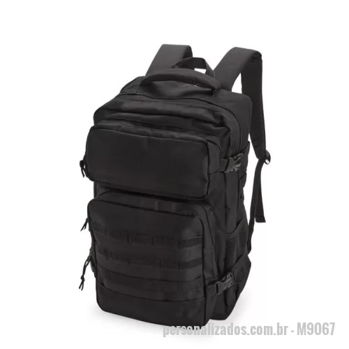 Mochila personalizada - Mochila em Oxford 600D impermeável, fechamento em zíper com fechamento em zíper e puxadores em cordão de nylon, e capacidade de 24 litros. Possui divisória interna para notebooks de até 15,6 polegadas. Conta com dois compartimentos frontais de tamanhos diferentes, sendo um com tiras em velcro para fixação de patches e costura compatível com o encaixe de bolsos modulares, além de dois bolsos laterais em tela de nylon com elástico e cintas compressoras laterais. Dispõe ainda de alça superior e duas alças acolchoadas para as costas. Acompanha plaquinha metálica personalizável. Gravação da logomarca em 1 cor já inclusa.