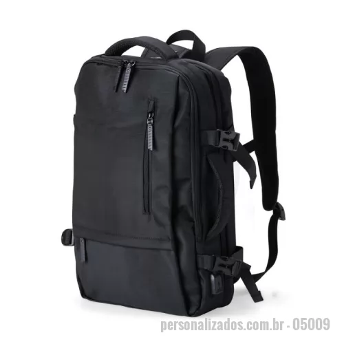 Mochila personalizada - Mochila Personalizada - 05009 - Mochila de nylon 20 litros com quatro compartimentos, sendo o principal com bolso para notebook 15,6 e tablet 12,4. Com divisórias internas para acessórios e porta chave, a mochila possui adaptador USB externo, alça para encaixe em malas de viagem, alças de compensação, duas alças de mãos, área costada com revestimento espumado e alças para as costas com faixas refletivas e revestimento espumado. - 179208 - Mochila