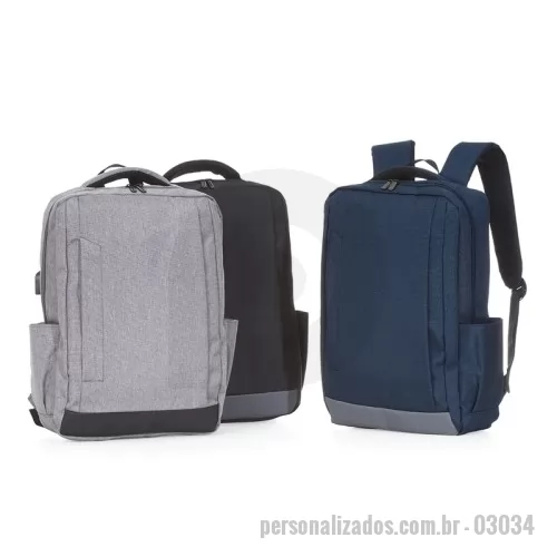 Mochila personalizada - Mochila de nylon 21 litros com dois compartimentos, sendo o principal com bolso para notebook 15,6. Com divisórias internas para acessórios, a mochila possui bolsos laterais, suporte externo usb, duas alças de mãos e alça para engate em malas de viagem. Obs.: O adaptador USB externo pode estar localizado na lateral direita ou esquerda, podendo variar conforme o lote.  Altura: 40 cm Largura: 30 cm Profundidade: 11 cm Medidas aproximadas para gravação(CxL): 24 cm x 16 cm Peso aproximado(g): 731
