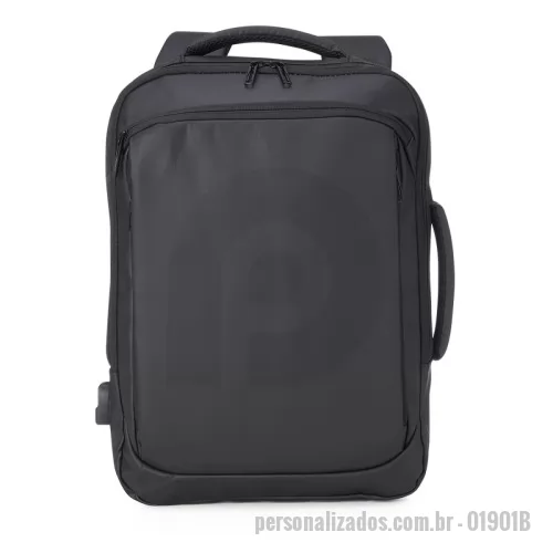 Mochila personalizada - Mochila em couro sintético 22 litros resistente à água com cinco compartimentos, sendo o principal com bolso para notebook 15,6. Com divisórias internas para acessórios, a mochila possui suporte externo usb, alça para encaixe em malas de viagem e duas alças de mãos, sendo uma delas lateral para o transporte da mochila no modo pasta.  Altura: 41 cm Largura: 30 cm Profundidade: 11 cm Medidas aproximadas para gravação(CxL): 23 cm x 31 cm Peso aproximado(g): 730