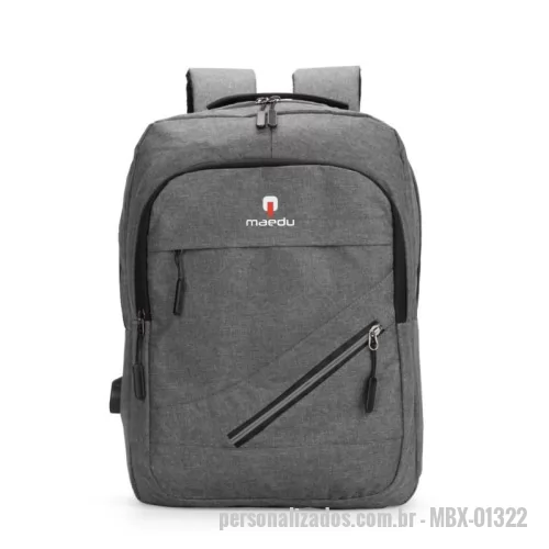Mochila personalizada - Mochila em tecido Oxford resistente à água com capacidade máxima de 18 litros. Possui compartimento principal com quatro bolsos pequenos e divisória acolchoada para notebook de até 15,6 polegadas. Apresenta um compartimento frontal e dois bolsos em tamanhos diferentes, um deles com faixa refletiva na área do zíper, além de um bolso e um adaptador USB posicionados em laterais opostas. Dispõe de alça superior de mão e duas alças de ombro, estas com revestimento em tecido respirável. Obs.: A posição do adaptador USB pode variar conforme o lote do produto.