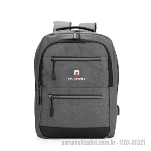 Mochila personalizada - Mochila em tecido Oxford impermeável com detalhes em couro sintético e capacidade máxima de 18 litros. Possui quatro bolsos pequenos e divisória acolchoada para notebook de até 15,6 polegadas no compartimento principal. Apresenta compartimento frontal e dois bolsos em tamanhos diferentes com faixas refletivas na região dos zíperes, além de um bolso e um adaptador USB posicionados em laterais opostas. dispõe de alça superior de mão e duas alças de ombro, estas com revestimento em tecido respirável. Obs.: A posição do adaptador USB pode variar conforme o lote do produto.