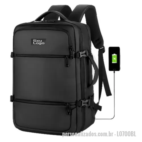 Mochila personalizada - A Mochila Executiva Reforçada com Cabo P2 (B-700BL-HEI) foi desenvolvida para atender às necessidades de profissionais modernos que valorizam segurança, tecnologia e estilo no seu dia a dia. Com estrutura resistente e acabamento premium, ela combina elegância e durabilidade em um só produto.  Com dimensões de 45 x 30 x 16 cm, essa mochila possui amplo espaço interno com divisórias organizadas, ideais para notebook, tablet, documentos e acessórios. Seu diferencial exclusivo é a entrada lateral com Cabo P2, que permite conectar seu fone de ouvido diretamente à mochila, garantindo praticidade e acesso rápido à sua música ou chamadas durante deslocamentos.  Possui alças acolchoadas ajustáveis, alça superior reforçada, painel traseiro com sistema respirável, além de encaixe para carrinho de mala, facilitando o transporte em viagens. O zíper duplo e os bolsos ocultos aumentam a segurança dos seus pertences.  Seja para viagens a trabalho, rotina empresarial ou estudo, essa mochila oferece con