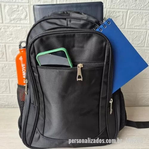Mochila personalizada - Mochila de nylon 30 litros com Cinco compartimentos, sendo o principal com bolso para notebook 15,6. A mochila possui bolsos laterais em malha dupla, duas alças de mãos e área costada com revestimento espumado, Bolso na costa e Alça para encaixe na mala Altura :  46 cm Largura :  32 cm Profundidade :  23,5 cm