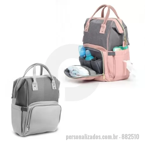 Mochila personalizada - 	Mochila funcional em poliéster. Parte externa: Compartimento com divisórias internas, alça para encaixe para carrinho de bebê, 2 bolsos laterais, bolso frontal com divisórias internas com zíper, alça de mão, compartimento com zíper nas costas da mochila. Parte interna: Compartimento com seis divisórias, sem compartimento para notebook.