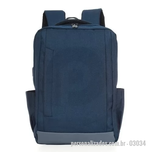 Mochila personalizada - Mochila de nylon 21 litros com dois compartimentos, sendo o principal com bolso para notebook 15,6. Com divisórias internas para acessórios, a mochila possui bolsos laterais, suporte externo usb, duas alças de mãos e alça para engate em malas de viagem.  Altura: 40 cm Largura: 30 cm Medidas aproximadas para gravação: (CxL): 24 cm x 16 cm