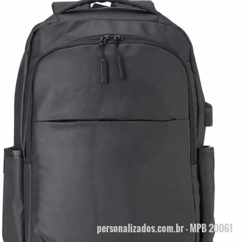 Mochila personalizada - Mochila Personalizada - MPB 20061 - Mochila em couro sintético 20 litros resistente à água com quatro compartimentos, sendo o principal com bolso para notebook até 14 polegadas e um exclusivo com proteção contra furto. Com divisórias internas para acessórios, a mochila possui bolsos laterais, suporte externo USB, duas alças de mãos, alça para encaixe em malas de viagem e área costada com revestimento espumado. Altura: 45 cm x Largura: 34 cm x Profundidade: 12 cm  - 181982 - Mochila