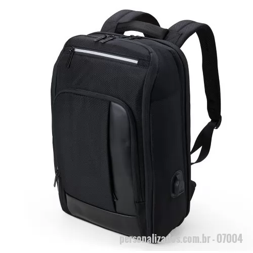 Mochila personalizada - Mochila confeccionada em Nylon 22 litros com detalhes em couro sintético. Contém 5 compartimentos, sendo um bolso com faixa refletiva, divisórias internas para acessórios, bolso para tablet e notebook 15.6, bolso antifurto nas costas, bolso externo na lateral com elástico, suporte externo USB, alça para encaixe em malas de viagem, alças da mochila possuem bolsos integrados para suporte de óculos e cartões.  Altura: 42 cm Largura: 23,5 cm Medidas aproximadas para gravação: (CxL): 5 cm x 18 cm