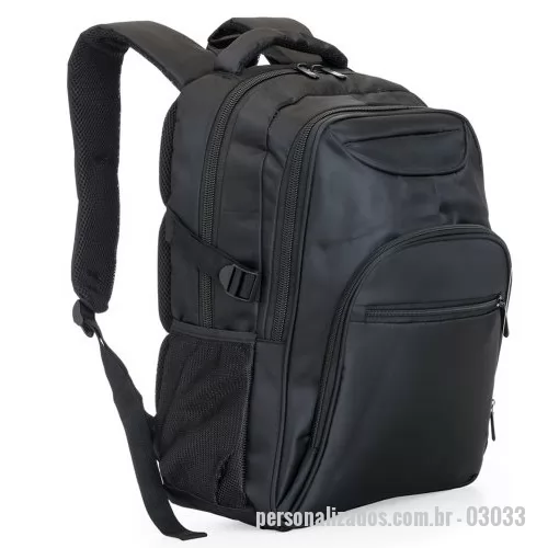 Mochila personalizada - Mochila poliéster para notebook, contém detalhes em nylon e neoprene, compartimento grande com bolso interno, compartimento médio com bolso/suporte para documentos e divisórias para 3 canetas, mini bolso com frontal superior, compartimento pequeno com bolso frontal e dois bolsos laterais de tela(nylon). Zíperes preto, duas fivelas laterais que podem ser encaixadas nas alças laterais para fechar com mais segurança a mochila, alça superior acolchoada e alça de nylon, alças ajustáveis para as costas revestidas com espuma e parte traseira também revestida de espuma para um maior conforto.  Altura: 37 cm Largura: 29 cm Medidas aproximadas para gravação: (CxL): 19,5 cm x 23 cm Tamanho: (CxL): 47 cm x 38 cm x 19 cm