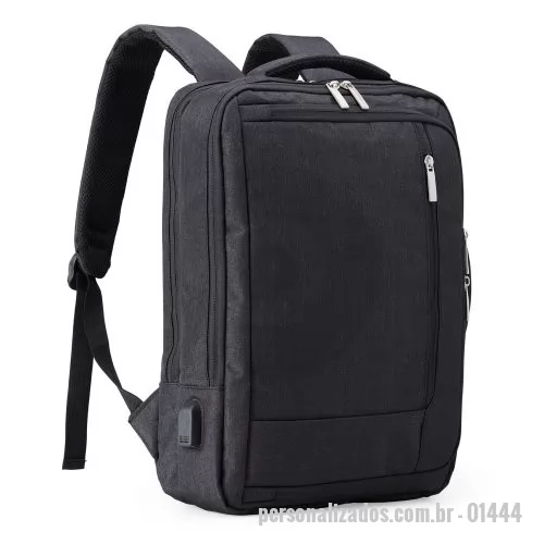Mochila personalizada - Mochila de poliéster 21 litros com 4 compartimentos, sendo o principal com bolso para notebook 15,6 e compartimento com bolso sanfonado, ideal para documentos. Com divisórias internas para acessórios, a mochila possui suporte externo USB, alça para engate em malas de viagem e duas alças de mãos, sendo uma delas para o transporte da mochila no formato pasta.  Altura: 40 cm Largura: 30 cm Medidas aproximadas para gravação: (CxL): 25,5 cm x 18 cm