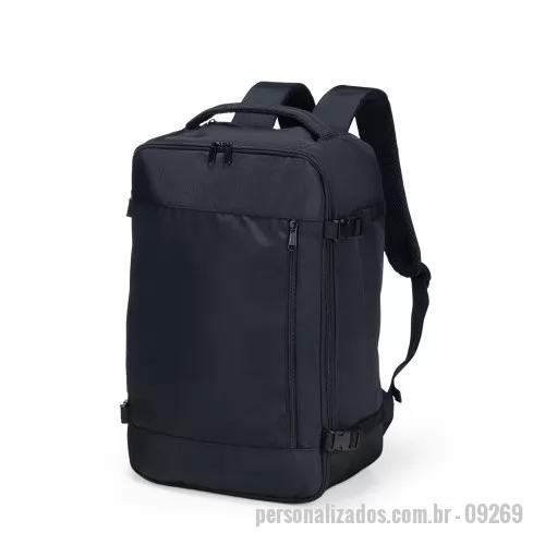 Mochila personalizada - Mochila com capacidade máxima de 25 litros confeccionada em nylon 900D com revestimento impermeável. Possui três compartimentos em tamanhos diferentes, incluindo compartimento principal com fechamento em zíper frontal, cinta compressora de engate plástico e bolso interno em tela de malha. Conta ainda com dois pares de engates compressores laterais e um bolso telado com elástico de grande porte, além de engate traseiro para alças de malas, alças para mão, ombros e área das costas revestidas em tecido acolchoado respirável.  Altura: 43 cm Largura: 28 cm Medidas aproximadas para gravação: (CxL): 28 cm x 22 cm