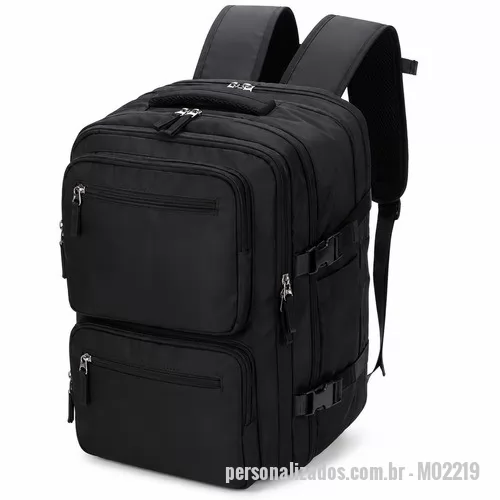Mochila personalizada - Mochila expansível com capacidade máxima de 36 litros, obtida a partir da abertura do compartimento de expansão localizado na parte posterior. Confeccionada em Oxford acoplado encorpado impermeável, possui compartimento interno com cinco bolsos menores e oito compartimentos externos, incluindo espaço inferior para tênis, cinco compartimentos frontais, um deles com revestimento em PEVA para itens molhados, compartimento posterior para notebook de até 17,3 polegadas e bolso antifurto. Conta ainda com dois bolsos laterais com elástico, adaptador USB externo, engates laterais de compressão com fivelas plásticas e revestimento em tecido respirável na parte posterior, nas alças para as costas e na alça de mão.