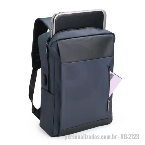 Mochila personalizada - Mochila de 22 litros em poliuretano impermeável. Compartimento acolchoado para notebook até 17. Cadeado numérico TSA antifurto.