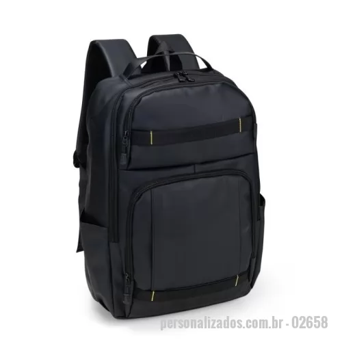 Mochila personalizada - Mochila com capacidade máxima de 23 litros. Confeccionada em poliéster 900D com acabamento impermeável de couro sintético, possui estrutura interna acolchoada. Apresenta três compartimentos em tamanhos diferentes, incluindo um com divisória interna para notebooks de até 17,3 polegadas e tira elástica com velcro para fixação. Conta com duas faixas frontais para encaixar bolsos modulares ou pendurar objetos variados. Dispõe de duas alças de mão, além de engate para malas e revestimento em tecido acolchoado respirável na região das costas e nas alças de ombro.