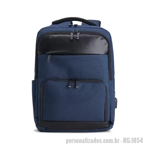 Mochila personalizada - Mochila de Poliéster 23 litros com detalhes em couro sintético. A mochila possui 4 compartimentos, sendo o principal com bolso para notebook 15,6 polegadas. Contém divisórias internas para acessórios, bolso lateral, alça para engate em malas de viage