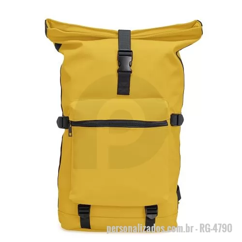Mochila personalizada - Mochila de couro sintético de 41 litros resistente à água. Possui dois compartimentos, sendo o principal com bolso para notebook de 15,6 polegadas. Possui fechamento por zíper e cinto com velcro, fivelas nas laterais para maior ajuste e engate para m
