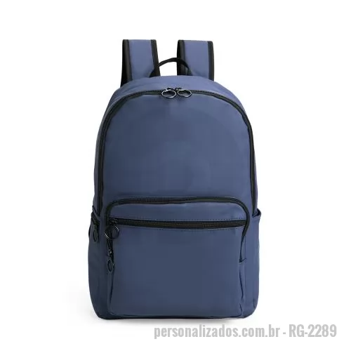 Mochila personalizada - Mochila confeccionada em filme sintético tipo couro impermeável com fechamento em zíper e capacidade de até 23 litros. Apresenta compartimento interno com divisória para notebooks de até 15,3 polegadas. Possui três compartimentos externos em tamanhos