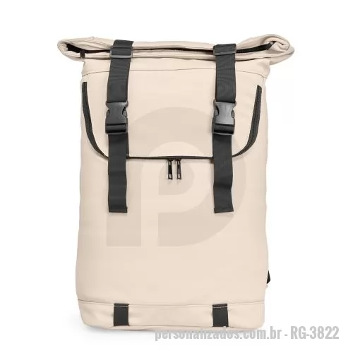 Mochila personalizada - Mochila de couro sintético de 34 litros resistente à água. Possui dois compartimentos, sendo o principal com bolso para notebook de 14 polegadas. Possui engate para mala de viagem, fechamento por zíper e cinto com velcro.