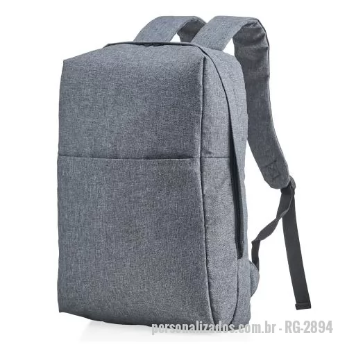Mochila personalizada - Mochila confeccionada em poliéster com compartimento para notebook até 15,6 polegadas. Contém uma divisória com bloqueador RFID e alça para encaixe em malas de viagem.