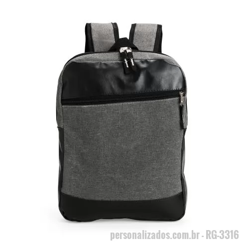 Mochila personalizada - Mochila confeccionada em Poliéster PVC mescla com detalhes em couro sintético e capacidade de até 11 litros. Apresenta divisória interna em tecido telado respirável, ideal para notebooks de até 14 polegadas. Possui compartimento frontal com fechament