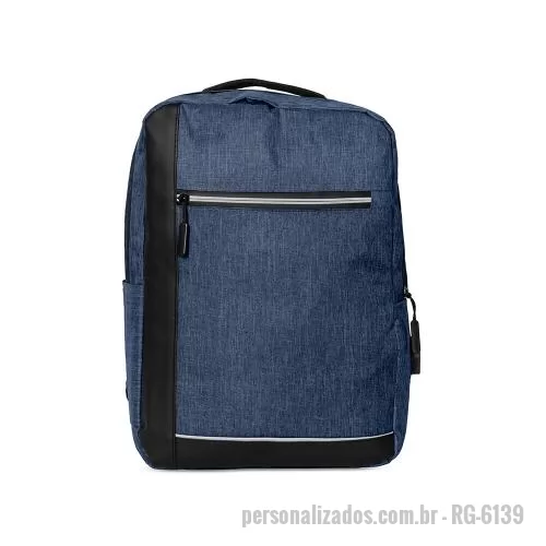 Mochila personalizada - Mochila confeccionada em poliéster 300D resistente à água, com detalhes em couro sintético, fechamento em zíper e capacidade para até 15 litros. Possui compartimento principal com bolsos em diferentes tamanhos e divisória para notebooks de até 15.6 p