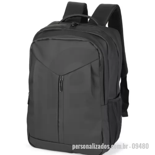 Mochila personalizada - Mochila com capacidade máxima de 24 litros. Confeccionada em poliuretano (PU) impermeável, contém estrutura interna em espuma acolchoada. Possui três compartimentos em tamanhos diferentes, incluindo um com divisória interna para notebooks de até 15,6 polegadas e tira elástica com velcro para fixação, além de dois bolsos laterais em tela de malha com elástico. Dispõe de alça de mão, engate para malas e revestimento acolchoado em tecido mesh na região das costas e nas alças de ombro.