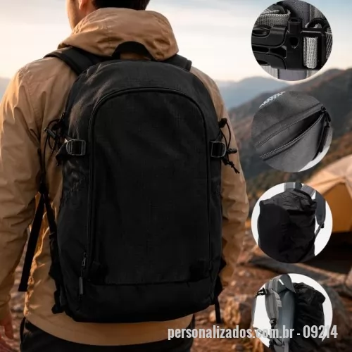 Mochila personalizada - Mochila com capacidade máxima de 17 litros confeccionada em Oxford 600D resistente à água com revestimento de poliuretano (PU). Possui compartimento principal com divisória para notebook de até 15,6 polegadas, compartimento frontal com zíper e bolsos internos de tamanhos diferentes, além de compartimento inferior em Oxford 1200D com velcro para guardar a capa impermeável confeccionada em poliéster. Conta com quatro passantes frontais, sendo dois com cordões ajustáveis, duas cintas compressoras, bolsos laterais com elástico e alças para os ombros com fitas peitorais ajustáveis, uma delas com apito funcional e outra com bolso compacto. As alças de ombro possuem faixas refletivas, e a parte posterior apresenta revestimento em tecido respirável.