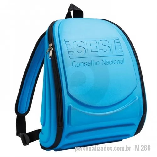Mochila personalizada - Mochila Personalizada em EVA Termomoldado Mochila termomoldada em E.V.A com revestimento em helanca. Durável e muito prática de manusear, possui fechamento por zíper e alças traseiras reguláveis. Brinde corporativo de design arrojado e tão democrático que pode facilmente ser adaptado para diferentes tipos de públicos – para isto basta personalizar a cor, compartimentos internos e pequenos detalhes do produto.  Em gravação em alto relevo sofisticada e sutil, sua marca será divulgada para seu público nesta mochila termomoldada evidenciando sua identidade e valorizando ainda mais seus produtos.  Confira outros produtos termomoldados, como esse estojo para personalizar com sua marca.
