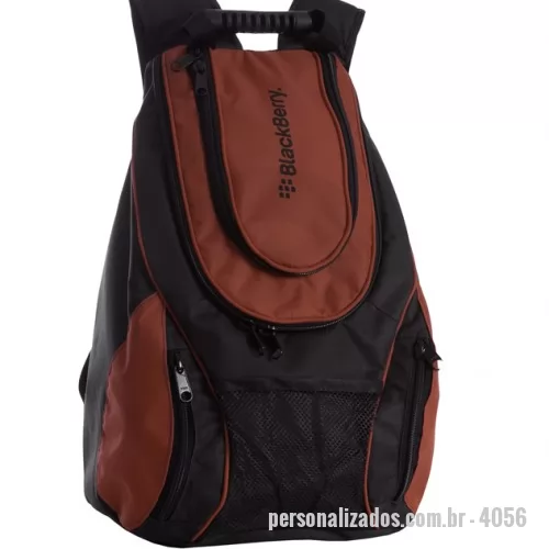 Mochila personalizada - Mochila produzida em poliéster 600,medindo 50X32X20 vivo plástico entre as costuras, 06 divisórias (02 bolsos frontais inferiores com fechamento por zíper, bolso frontal inferior em tela aerada e elástico na borda, bolsos superior sobre tampa de acesso ao corpo principal com zíper standard e duplo cursor, alça de mão com canopla de PVC e alça anatômica (sem revestimento nas costuras interna) com gravação em Silk ou bordado com opção de porta notebook.