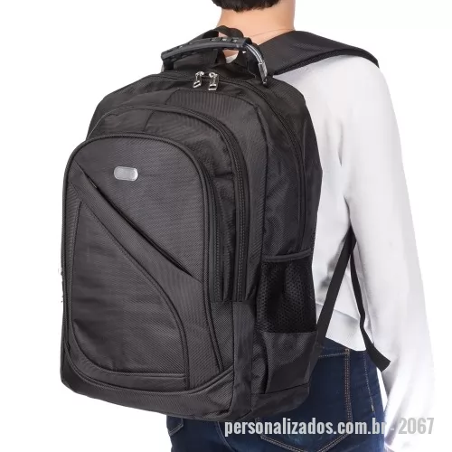 Mochila personalizada - Mochila Personalizada - 2067 - Mochila nylon poliester para notebook. Possui compartimento grande com bolso interno para notebook, dois compartimentos médios, bolso pequeno frontal com abertura diagonal e bolsos laterais de rede. Zíperes prata, alça superior com pegador emborrachado e tira de silicone com cabo de aço interno para garantir maior resistência, alça superior de nylon, alças para costa ajustáveis revestidas com espuma, parte traseira também revestida de espuma para maior conforto. Com gravação a laser na placa de metal frontal.    Disponível somente na cor : PRETA   Medidas aproximadas para gravação (CxD):  1,1 cm x 3,1 cm  Tamanho total aproximado (CxD):  49 cm x 39 cm x 16,5 cm  Peso aproximado (g):  702  * Sujeito a disponibilidade em estoque*  - 89733 - Mochila