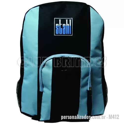 Mochila personalizada - Mochila com dois compartimentos, sendo um principal e um interno para notebook, contém bolso central e bolsos laterais, alça de mão e alça dupla de ombro. Alça de ombro e costas acolchoadas. Disponível em várias cores. Gravação da logomarca em até 3 cores já inclusa. Tamanho: 42 cm X 30 cm X 12 cm. Revestimento externo: Poliéster 600. Acabamento interno: Viés TNT 80. Alça de Mão e Dupla de Ombro. 