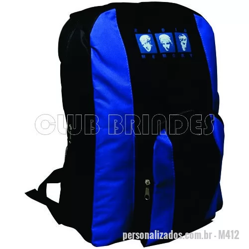 Mochila personalizada - Mochila com dois compartimentos, sendo um principal e um interno para notebook, contém bolso central e bolsos laterais, alça de mão e alça dupla de ombro. Alça de ombro e costas acolchoadas. Disponível em várias cores. Gravação da logomarca em até 3 cores já inclusa. Tamanho: 42 cm X 30 cm X 12 cm. Revestimento externo: Poliéster 600. Acabamento interno: Viés TNT 80. Alça de Mão e Dupla de Ombro. 