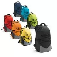 Mochila. 600D. Bolsos laterais em tela e bolso interior. Parte posterior e alças almofadadas. Disponível em várias cores. Gravação da logomarca em 1 cor já inclusa.  Tamanho Aprox: 25 x 42 x 18 cm