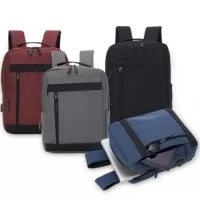 Mochila confeccionada em nylon com compartimento para notebook até 15,6 polegadas. Contém compartimento grande com divisórias para documentos, eletrônicos e caneta, dois compartimentos frontais com abertura vertical, bolso lateral e adaptador USB externo com cabo acoplado, permitindo a conexão de um carregador portátil de dentro da mochila e transferência da carga para o lado externo, ocultando o carregador e viabilizando a utilização do celular durante o processo. Contém zíperes com pegadores plásticos, alça de mão em nylon e alças para as costas ajustáveis com revestimento espumado antitranspirante.