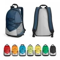Mochila em 600D com bolsos laterais em tela e bolso interior. Parte posterior e alças almofadadas.