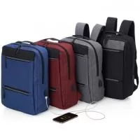 Mochila confeccionada em nylon com compartimento para notebook até 15,6 polegadas. Contém compartimento grande com divisórias para documentos, eletrônicos e caneta, dois compartimentos frontais com abertura horizontal, bolso lateral e adaptador USB externo com cabo acoplado, permitindo a conexão de um carregador portátil de dentro da mochila e transferência da carga para o lado externo, ocultando o carregador e viabilizando a utilização do celular durante o processo. Contém zíperes com pegadores plásticos, alça de mão em nylon e alças para as costas ajustáveis com revestimento espumado antitranspirante.