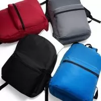 Mochila confeccionada em Nylon 17 Litros. Contém bolso frontal com zíper, alça de mão em nylon e alças para as costas ajustáveis.